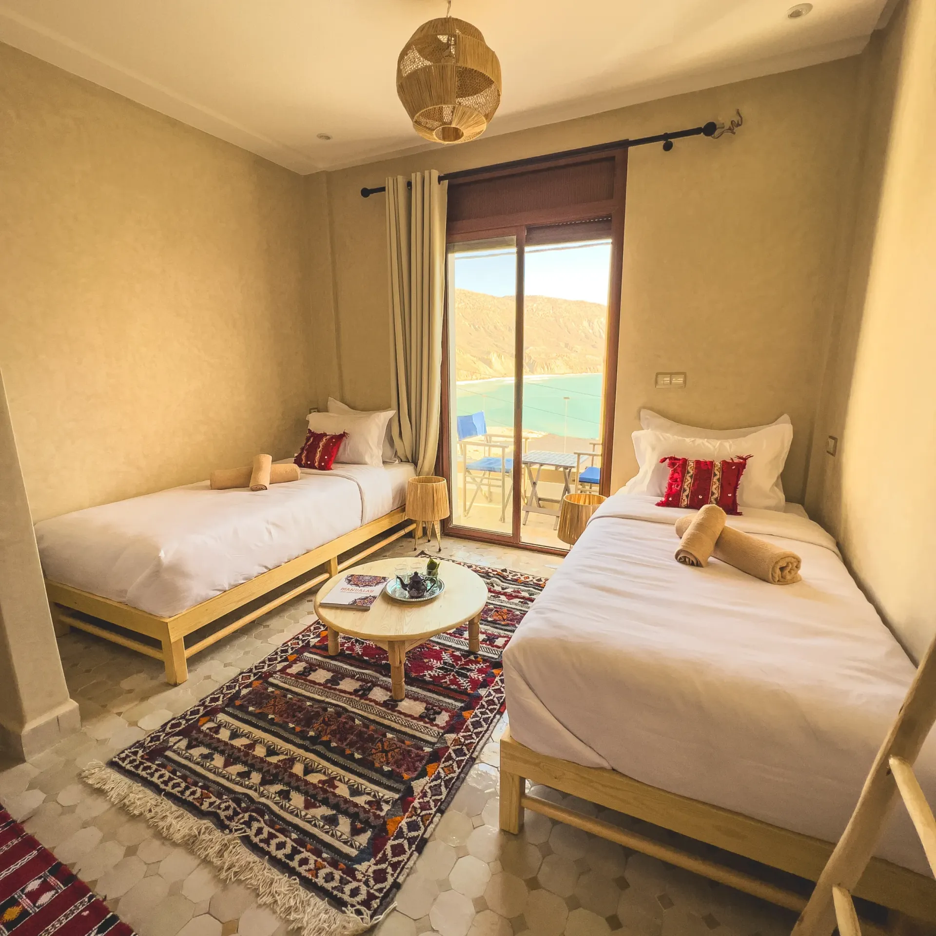 Cozy twin room with a view of Imsouane beach and decor.