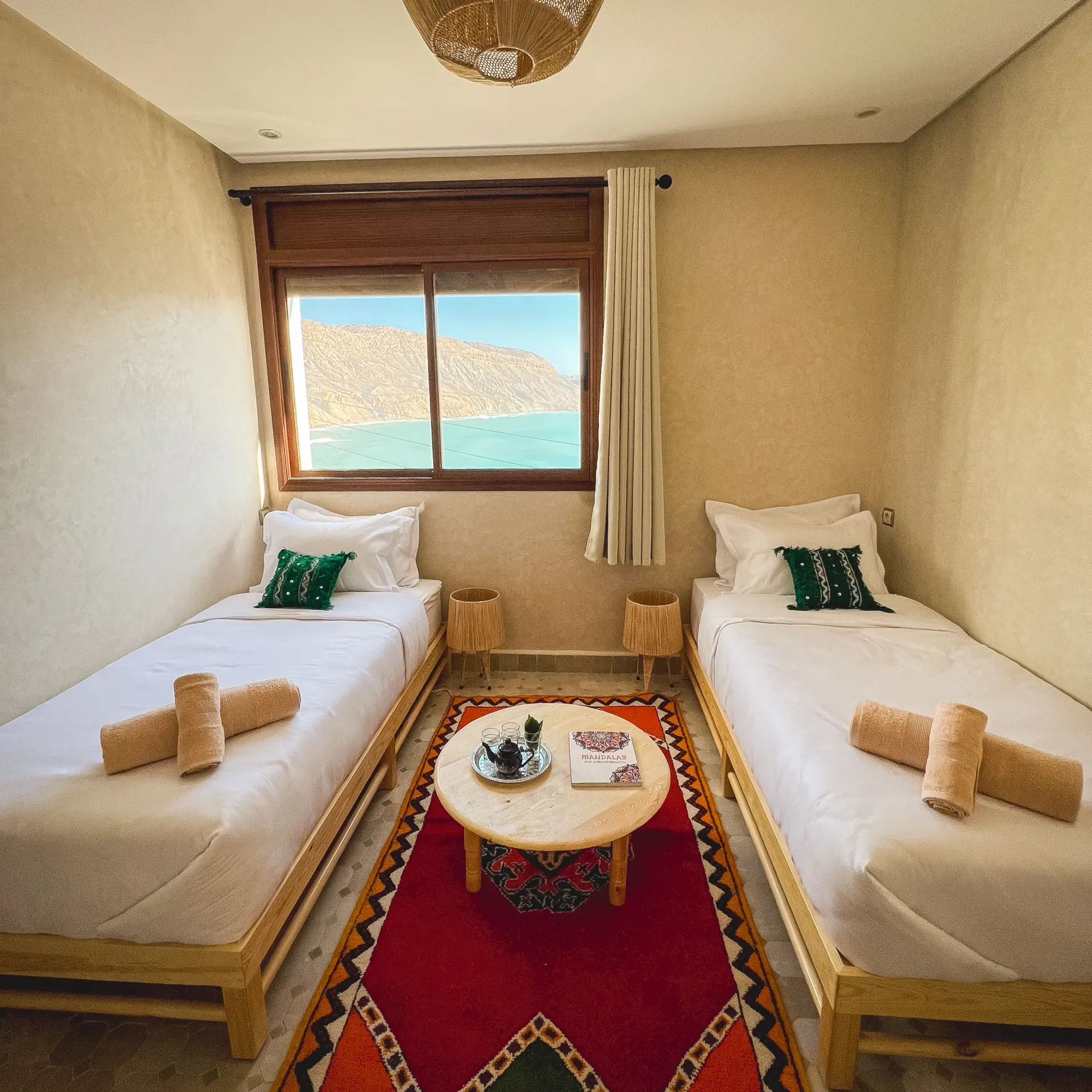 Cozy twin room with ocean view at Moroccan Surf House, Imsouane.
